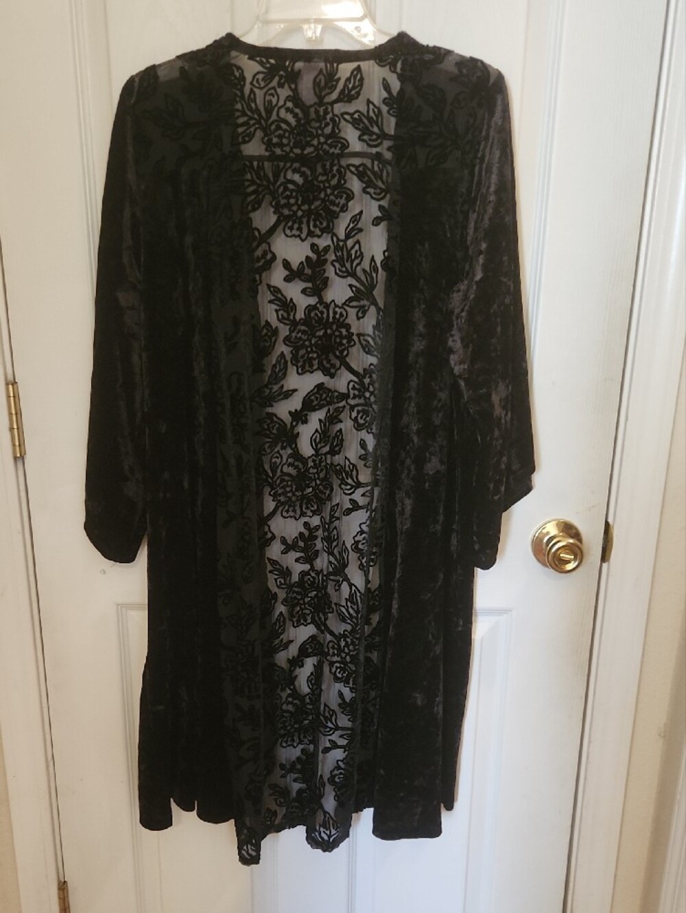Knox Rose Black Velvet Kimono with Floral Lace Back - Picture 5 of 5